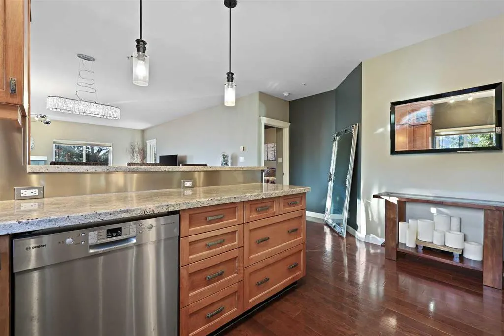 10 Discovery Ridge Close SW, #332