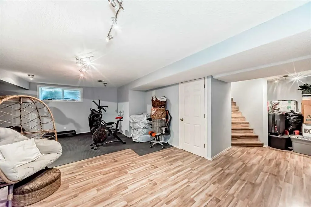 168 Royal Oak Terrace NW