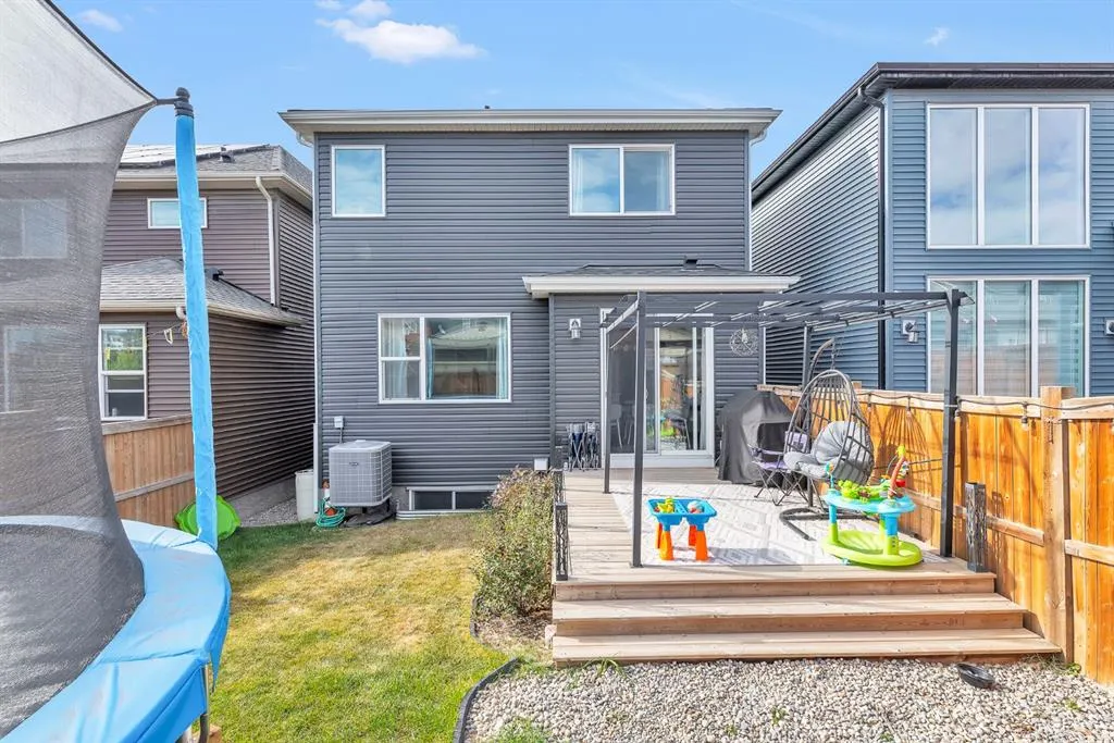 98 Lucas Crescent NW