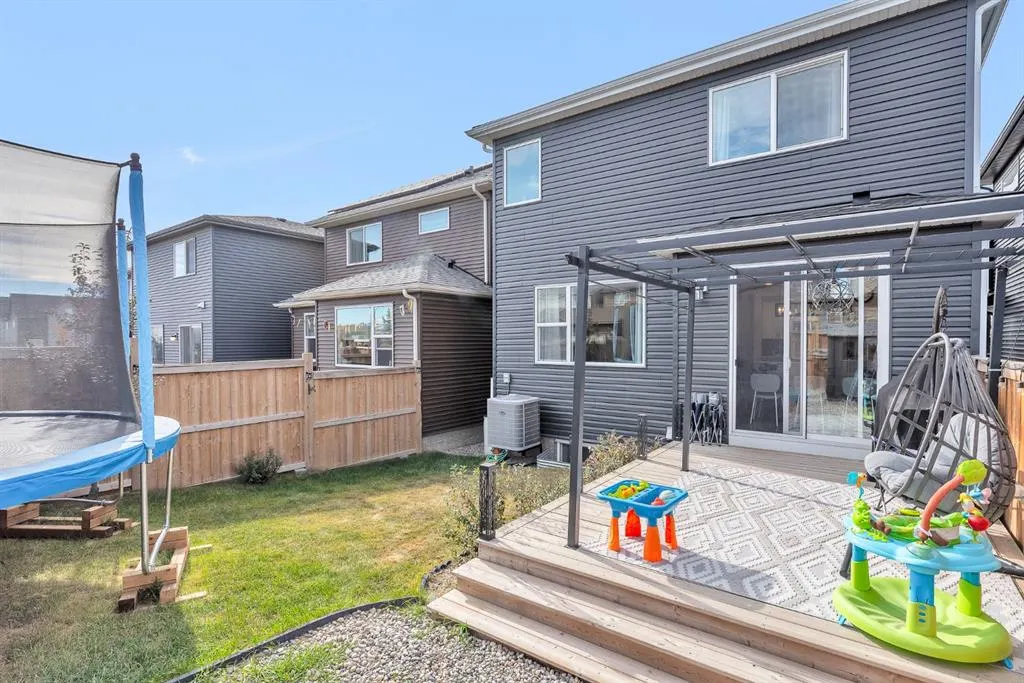 98 Lucas Crescent NW