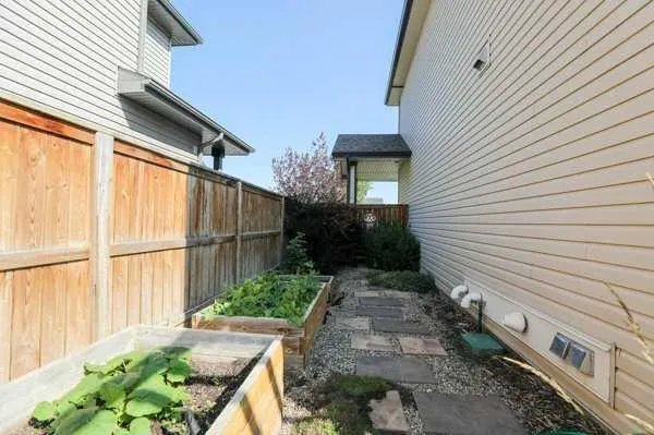 196 Coalbanks Boulevard W
