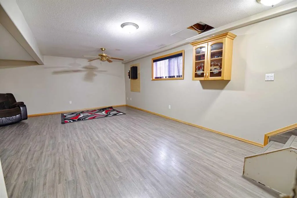 406 A Pioneer Crescent Crescent