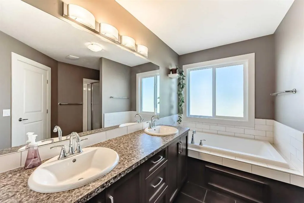 136 ASPENMERE Close