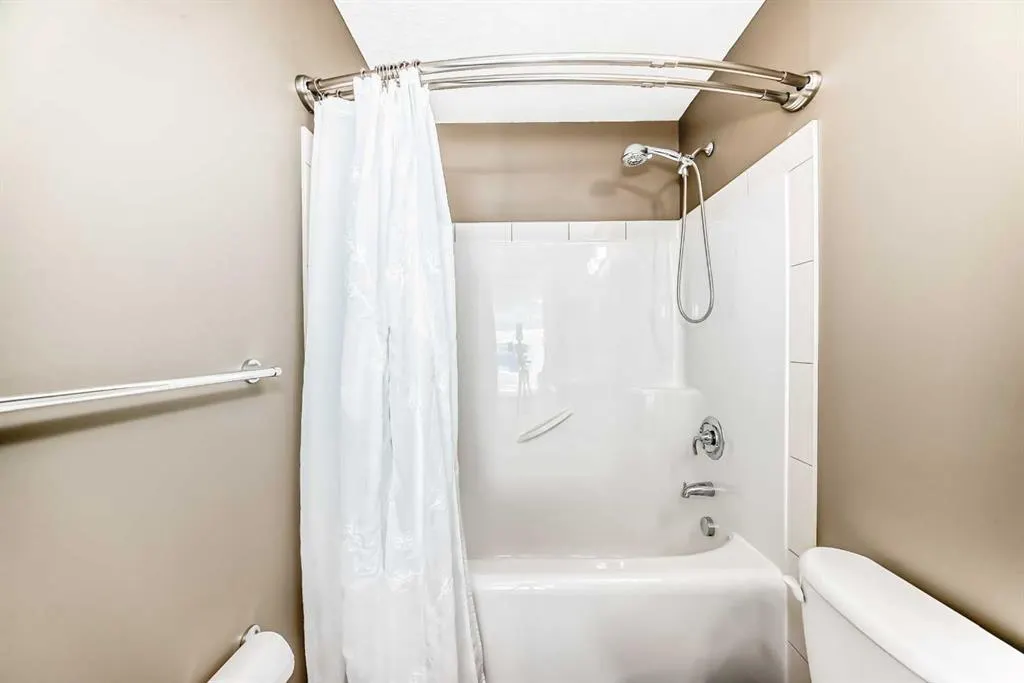 136 ASPENMERE Close