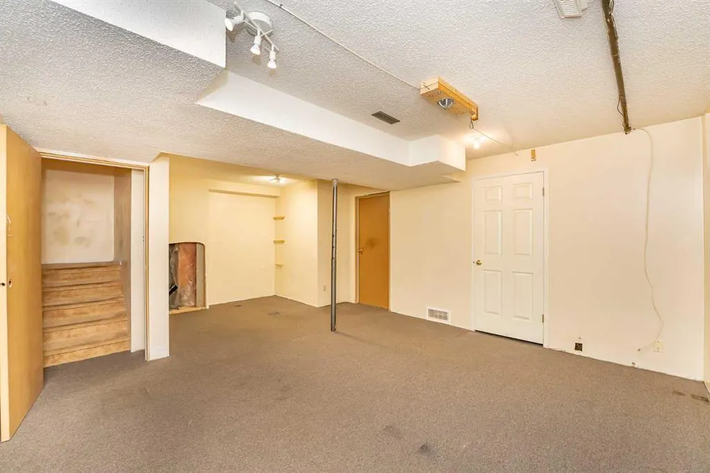 215 Coachway Lane SW