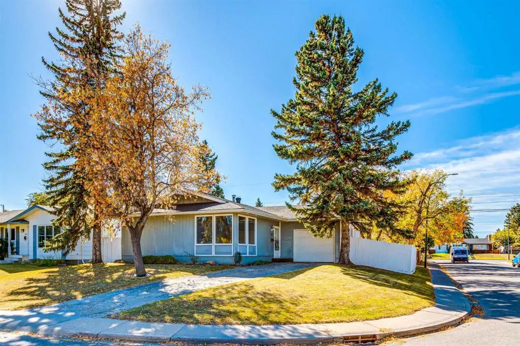 244 Maple Court Crescent SE