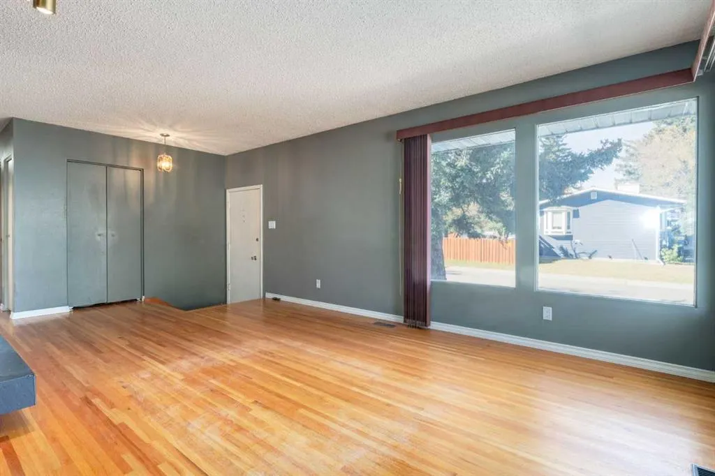 244 Maple Court Crescent SE