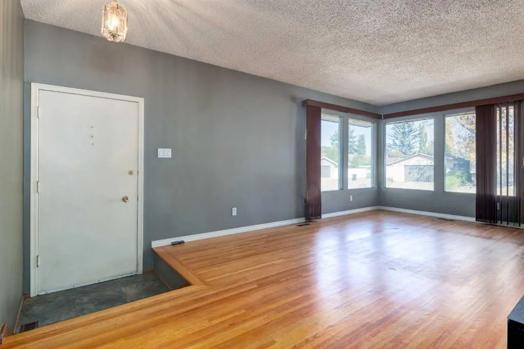 244 Maple Court Crescent SE