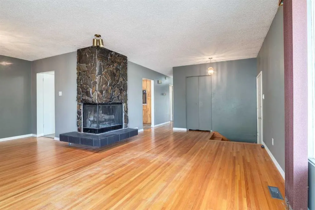 244 Maple Court Crescent SE