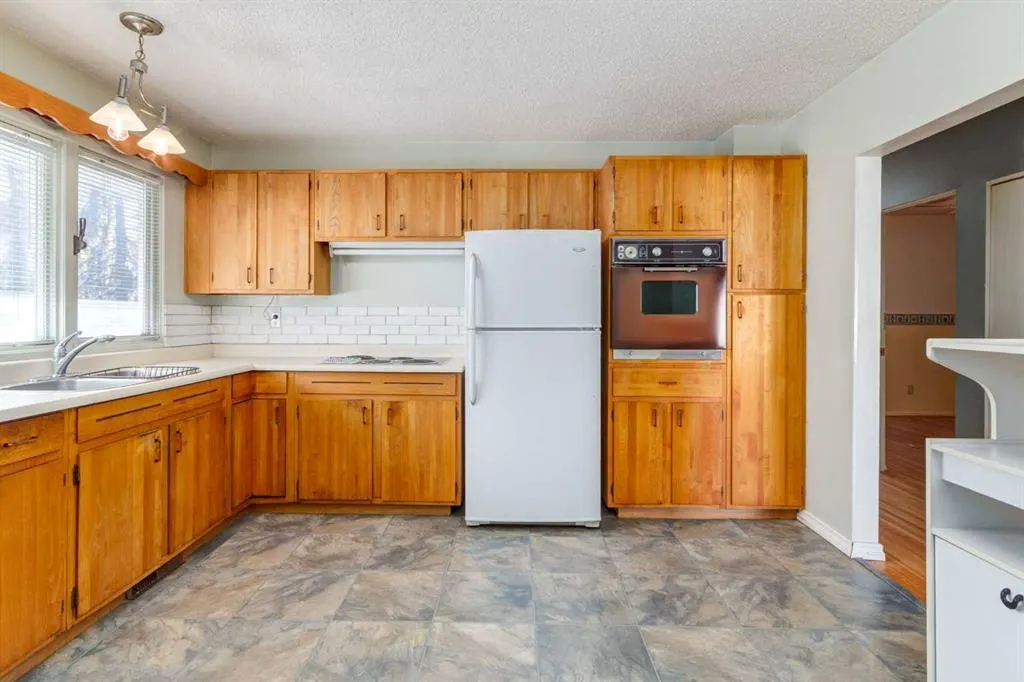 244 Maple Court Crescent SE