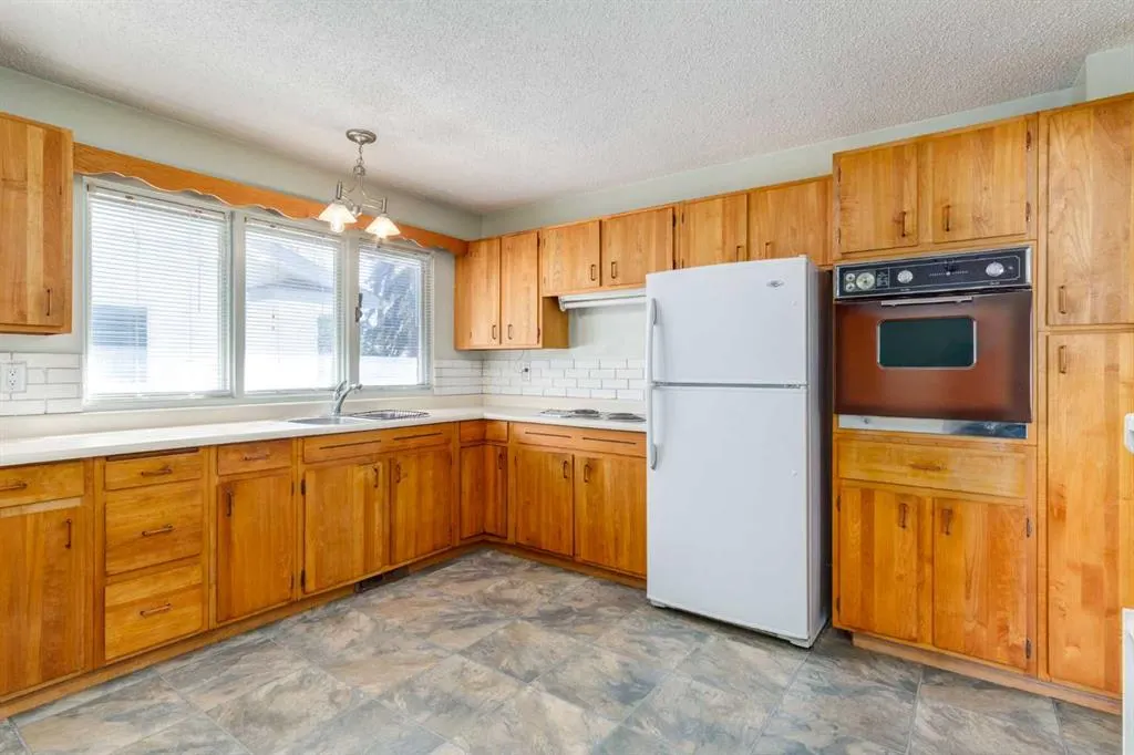 244 Maple Court Crescent SE