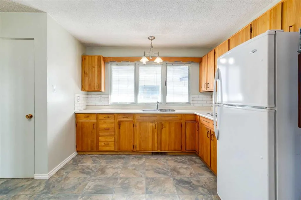 244 Maple Court Crescent SE