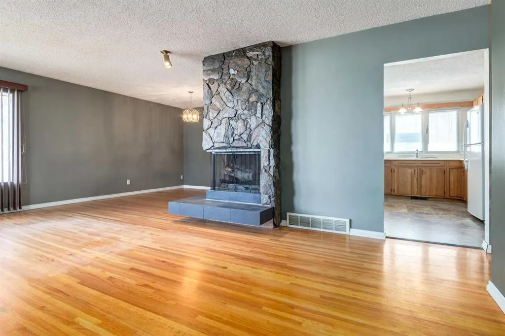 244 Maple Court Crescent SE