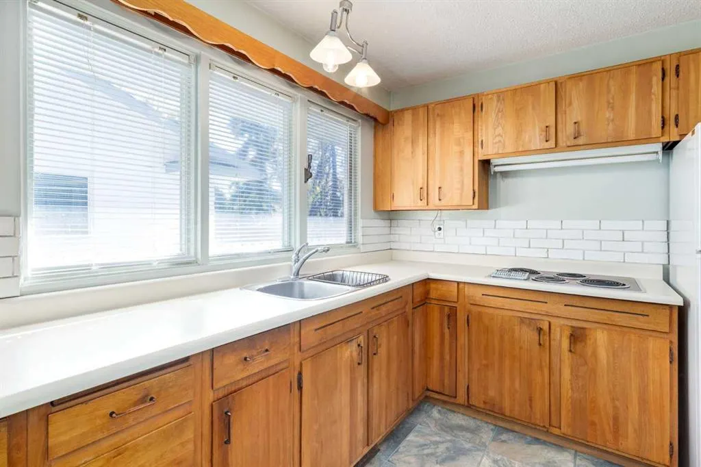 244 Maple Court Crescent SE
