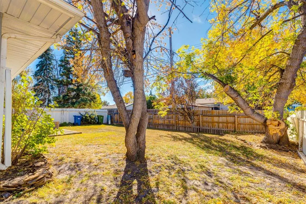244 Maple Court Crescent SE