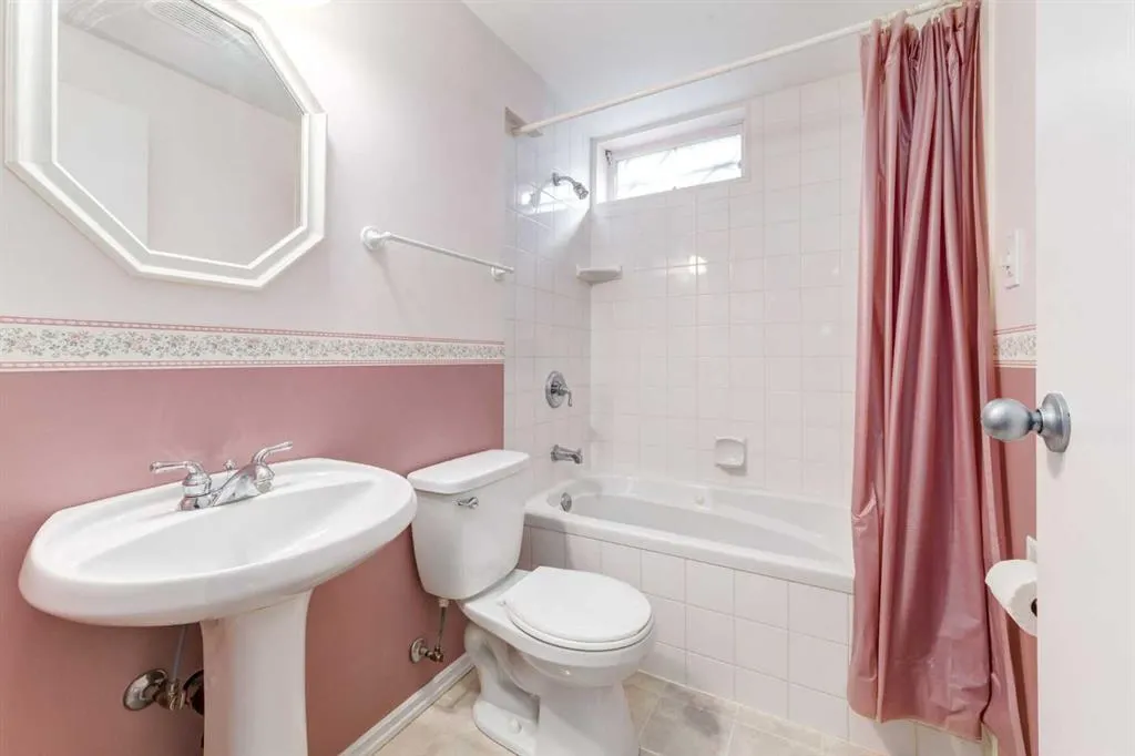 244 Maple Court Crescent SE