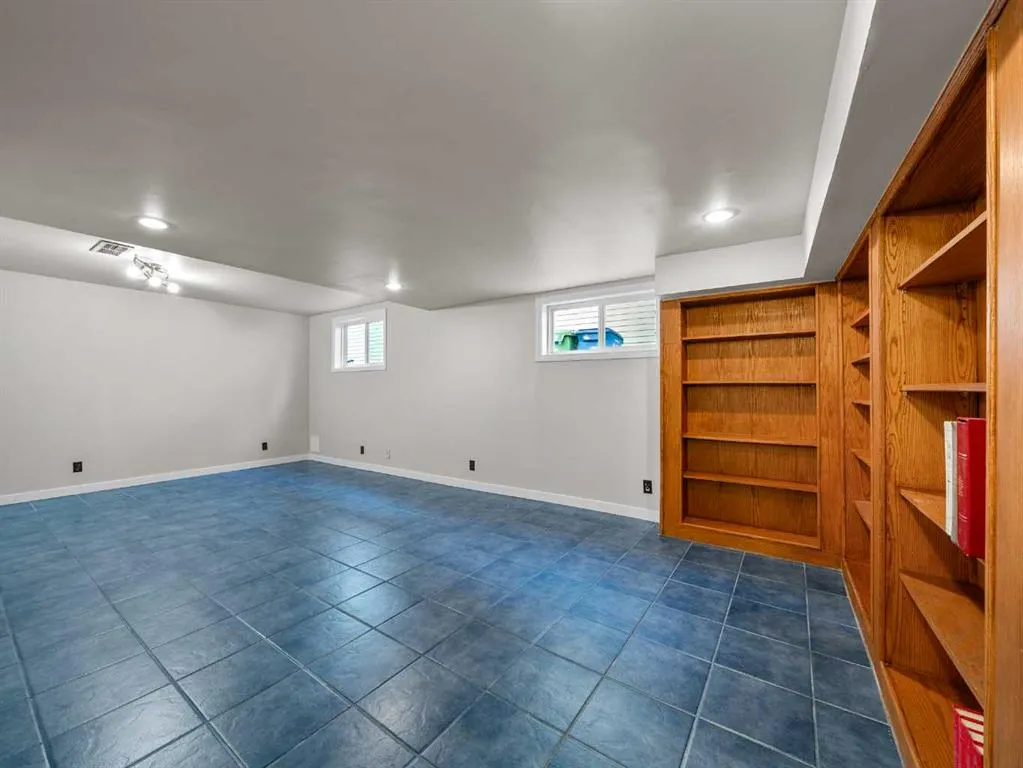 47 Elk Hill SE
