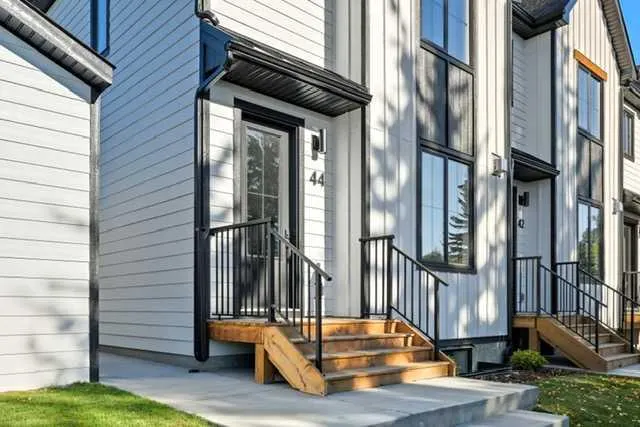 102 West Glen Crescent SW