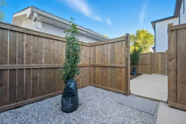 102 West Glen Crescent SW