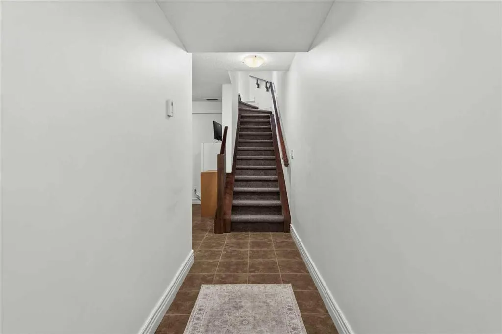 164 Rockyledge View NW, #1