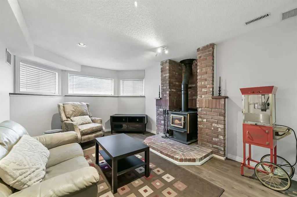 60 Ventura Road NE