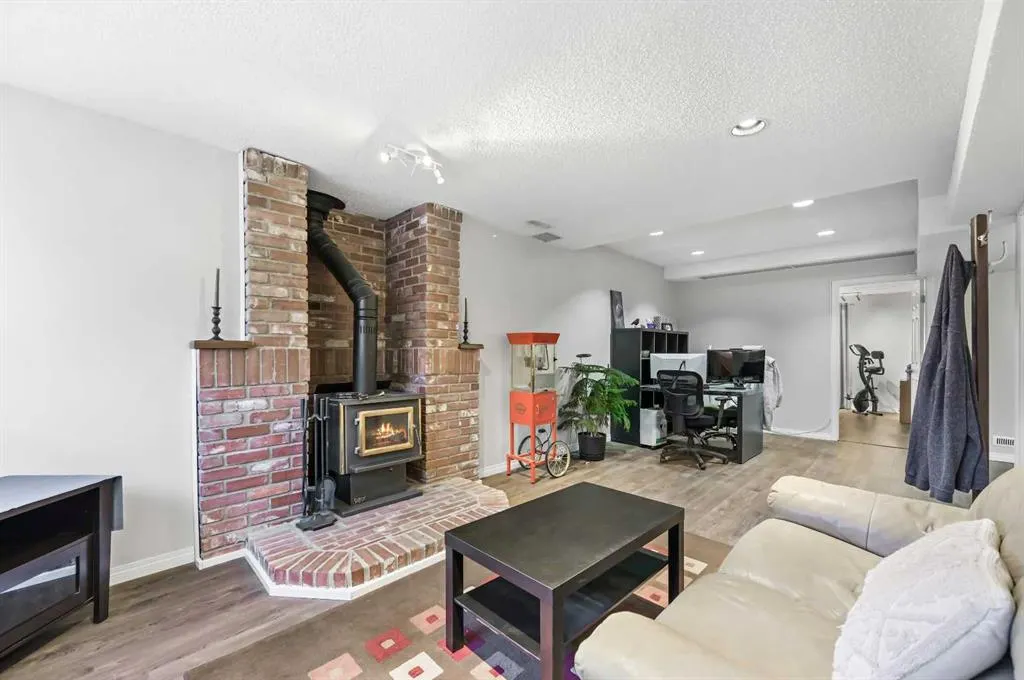 60 Ventura Road NE