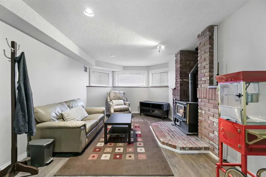 60 Ventura Road NE