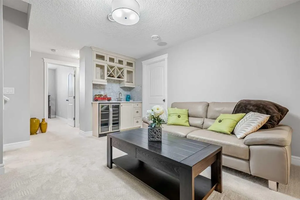 35 Mahogany Crescent SE