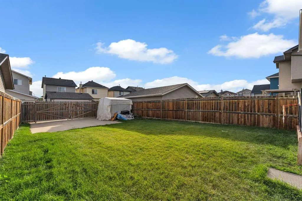19 Taralake Rise NE