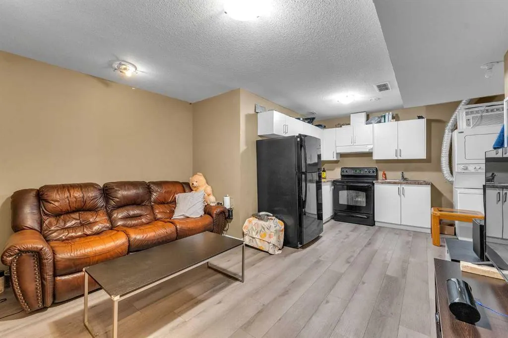 19 Taralake Rise NE
