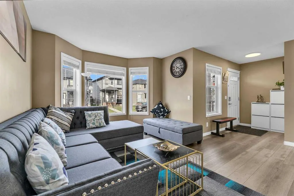 19 Taralake Rise NE