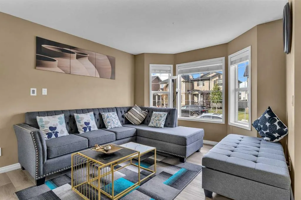 19 Taralake Rise NE
