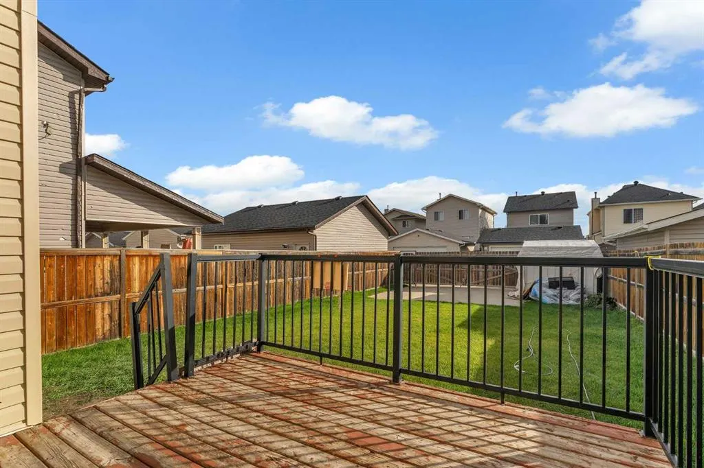 19 Taralake Rise NE
