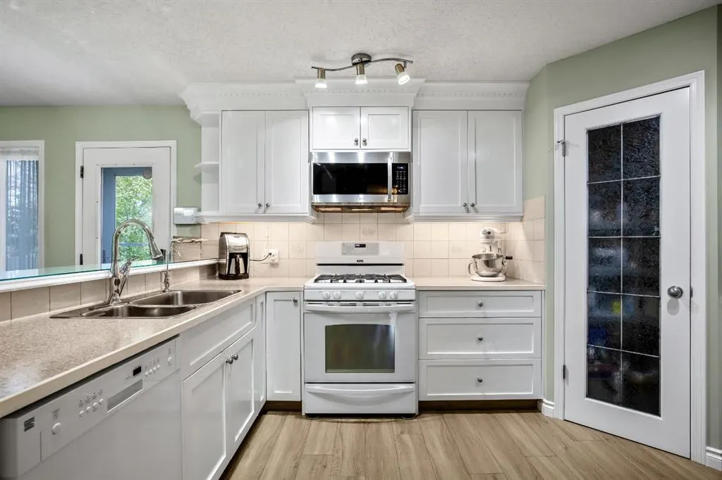 17 Luxstone Crescent SW