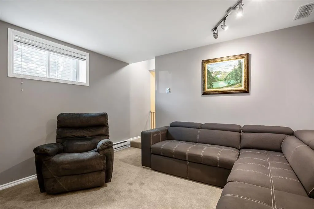 17 Luxstone Crescent SW