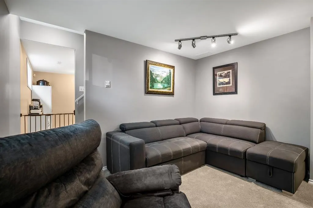 17 Luxstone Crescent SW