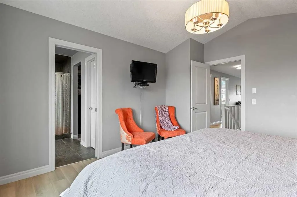 337 Bridleridge View SW
