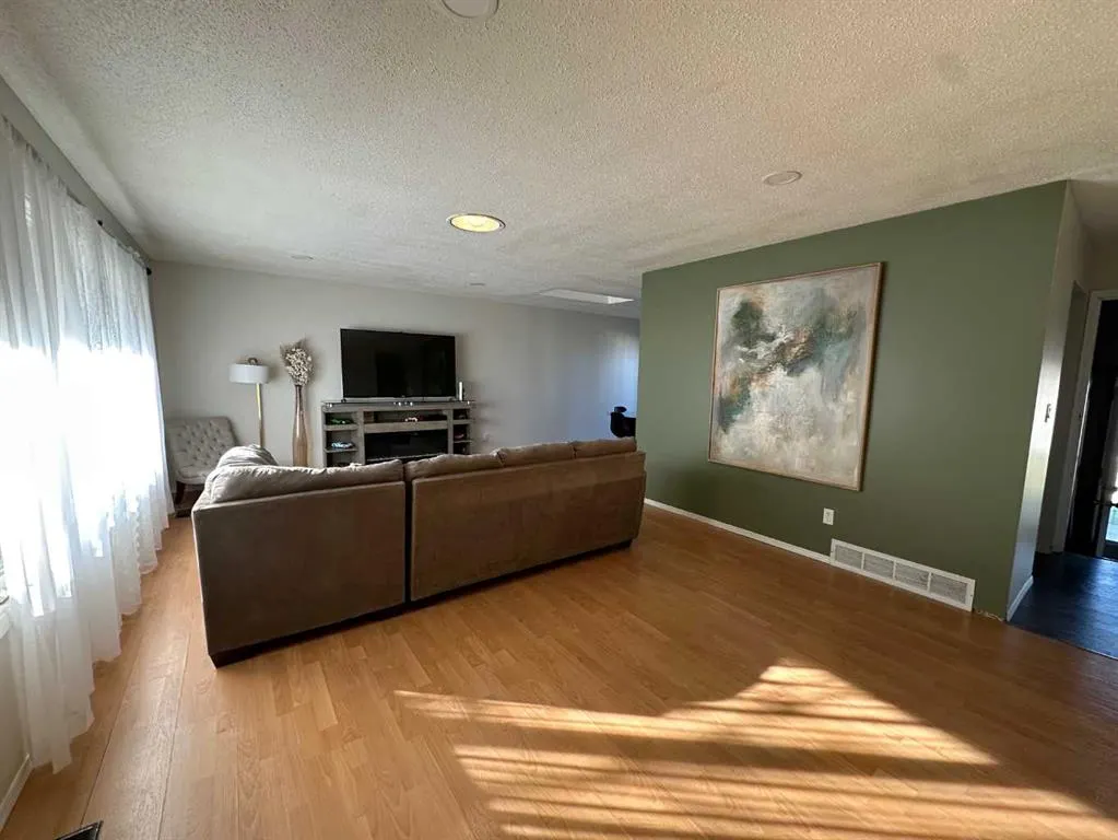 31 10 Street W