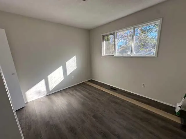 31 10 Street W