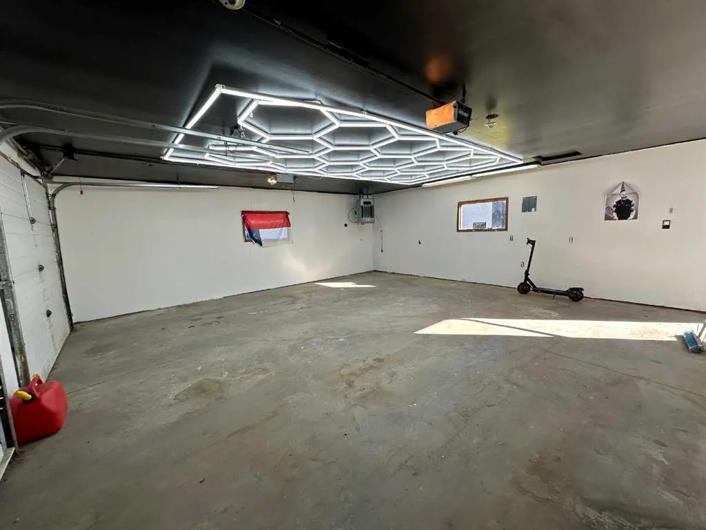 31 10 Street W
