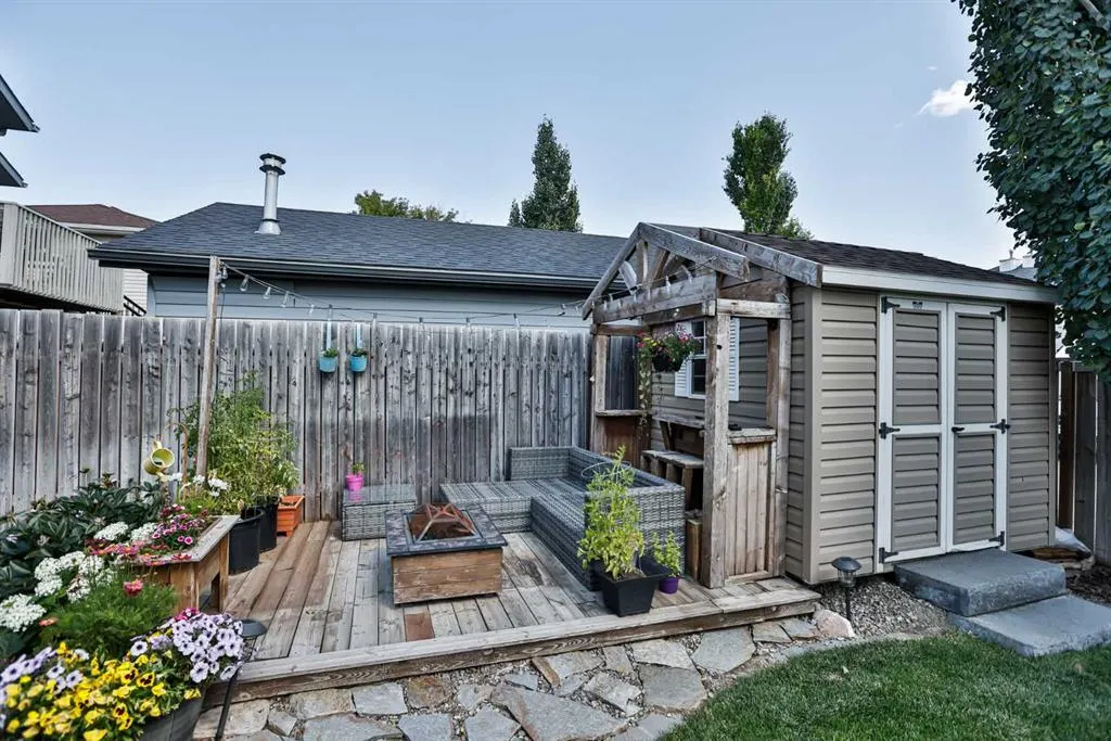 16 Blackfoot Court W