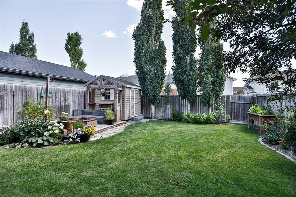 16 Blackfoot Court W