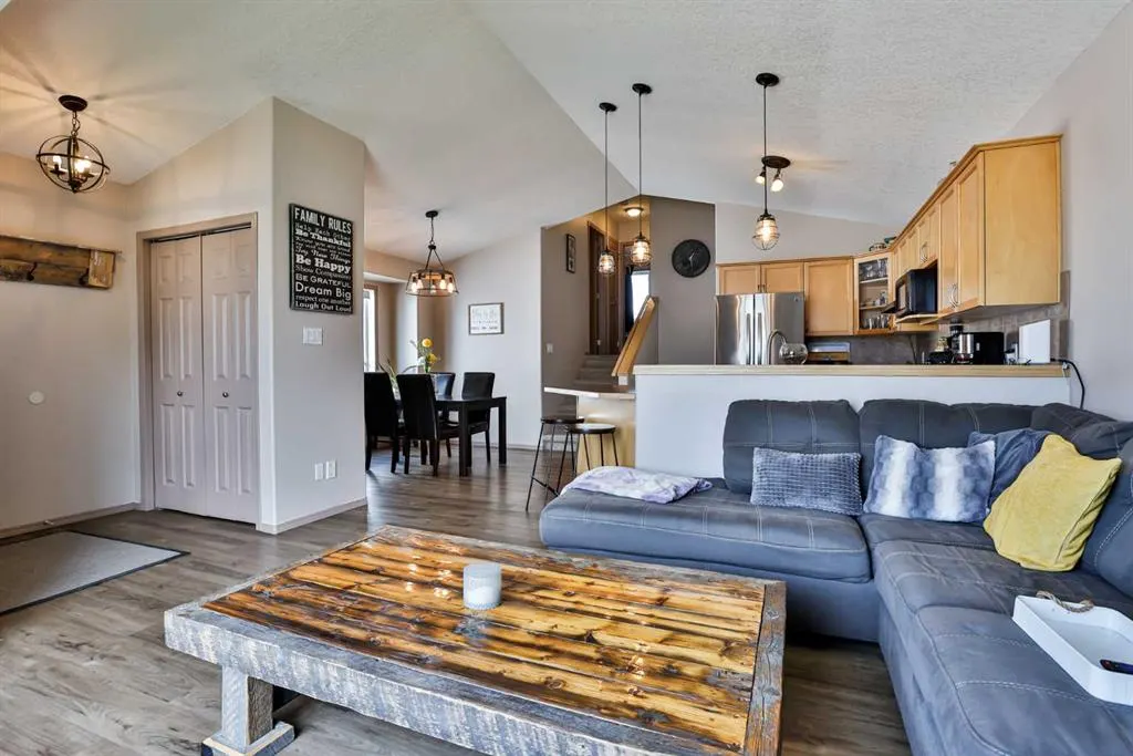 16 Blackfoot Court W