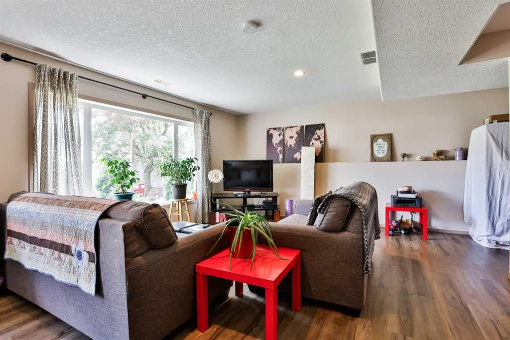16 Blackfoot Court W