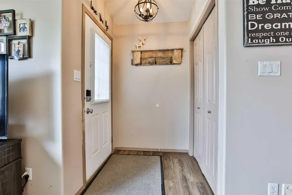 16 Blackfoot Court W
