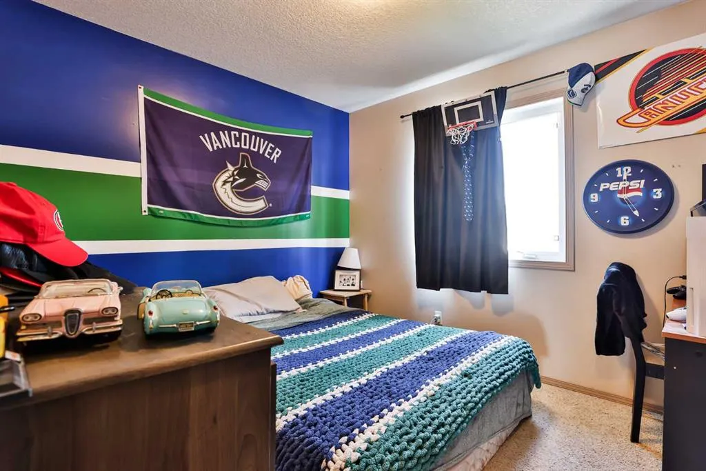 16 Blackfoot Court W