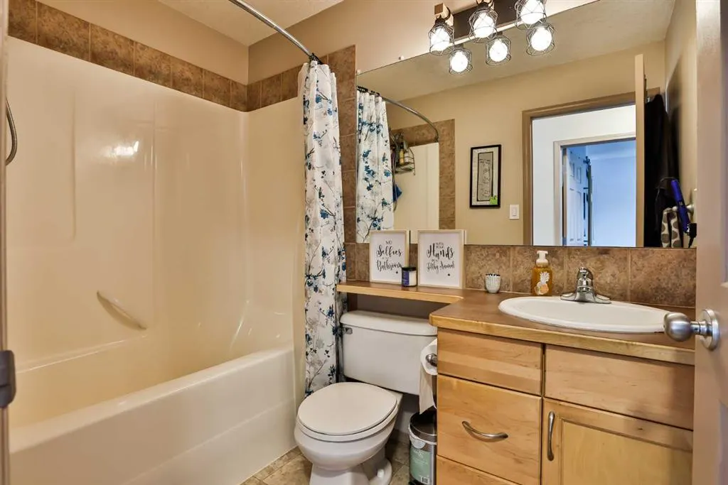 16 Blackfoot Court W