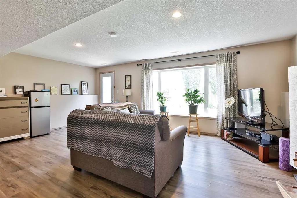 16 Blackfoot Court W