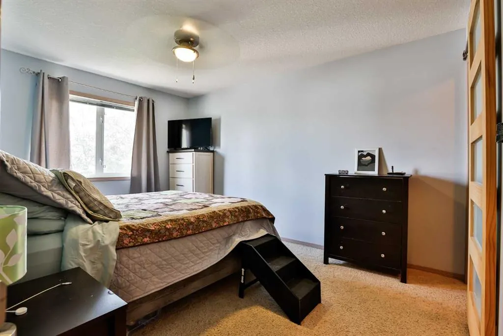 16 Blackfoot Court W