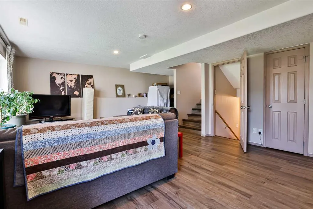 16 Blackfoot Court W